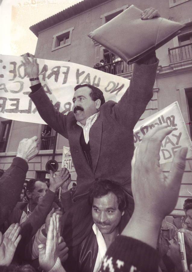 Antonio Mata Hita, alcalde de Iznalloz, sale a hombros de los juzgados de Plaza Nueva en 1991 tras declarar como procesado por un presunto fraude al subsidio agrario.