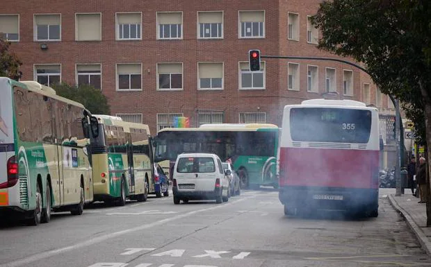 Autobuses y tráfico en torno al colegio Luis Rosales de Granada