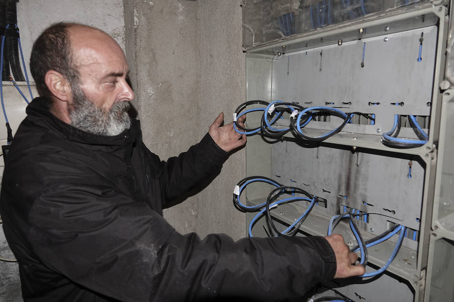 Numerosas familias de la barriada abandonan sus viviendas tras una semana de caídas en el suministro eléctrico