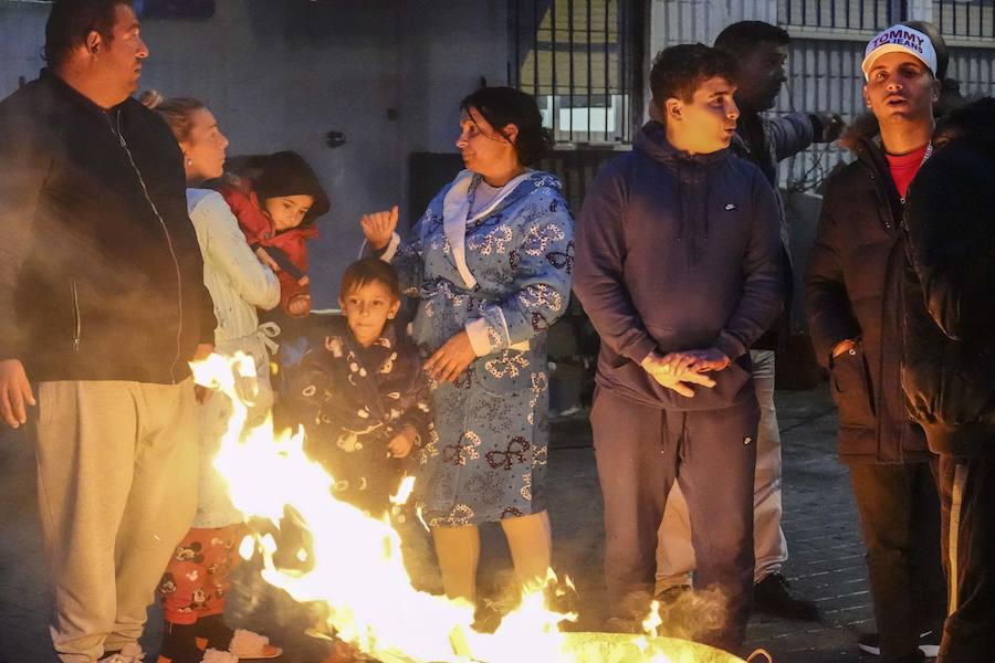 Numerosas familias de la barriada abandonan sus viviendas tras una semana de caídas en el suministro eléctrico