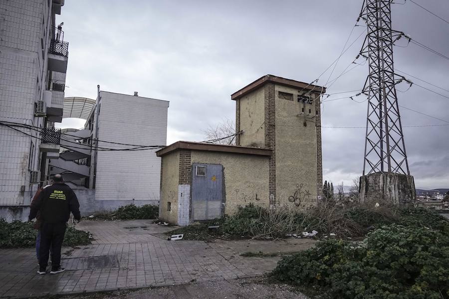 Numerosas familias de la barriada abandonan sus viviendas tras una semana de caídas en el suministro eléctrico