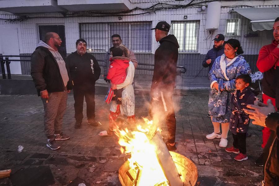 Numerosas familias de la barriada abandonan sus viviendas tras una semana de caídas en el suministro eléctrico