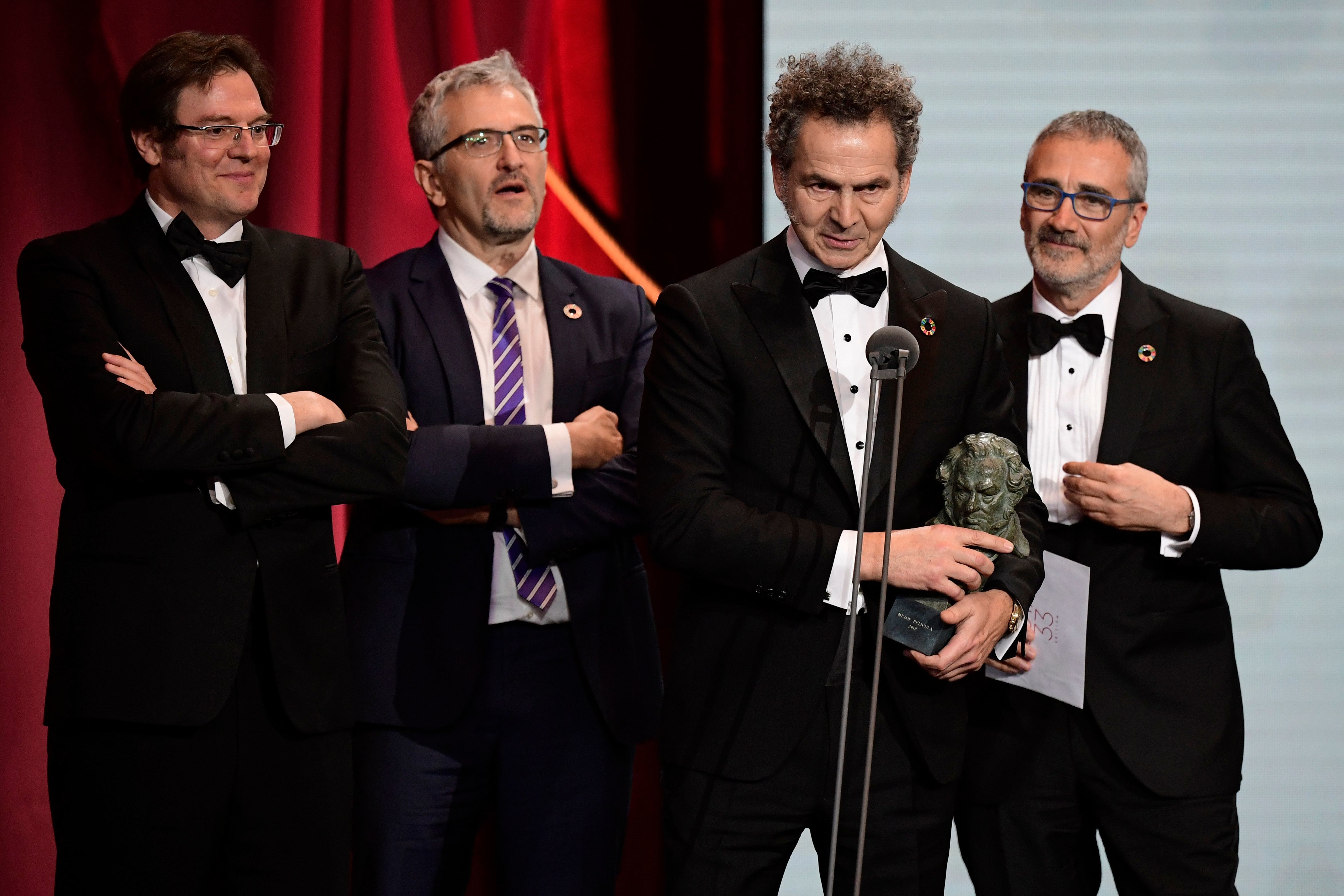Los productores y el director de 'Campeones', con el premio a la mejor película.