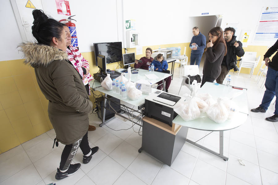 En el interior de las instalaciones, se encuentra la concejala de Servicios Sociales y Bienestar Social, Jemi Sánchez, que tiene apuntadas en un folio las 22 familias que recogerán hoy el menú