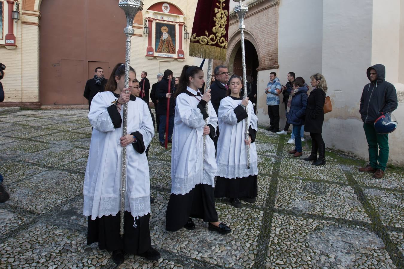 Decenas de personas se han echado a la calle para disfrutar de la procesión de San Cecilio