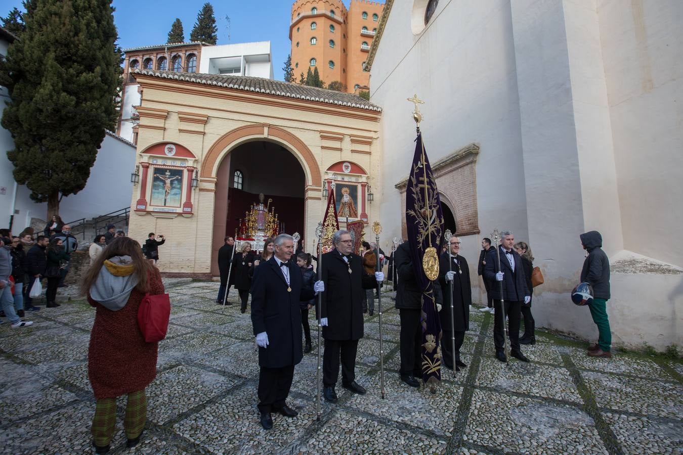 Decenas de personas se han echado a la calle para disfrutar de la procesión de San Cecilio