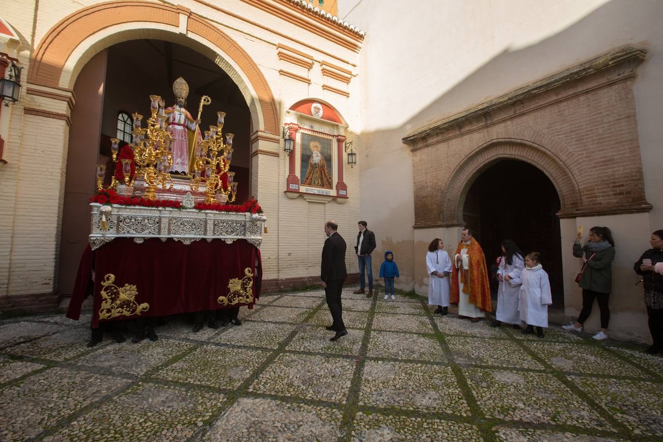 Decenas de personas se han echado a la calle para disfrutar de la procesión de San Cecilio