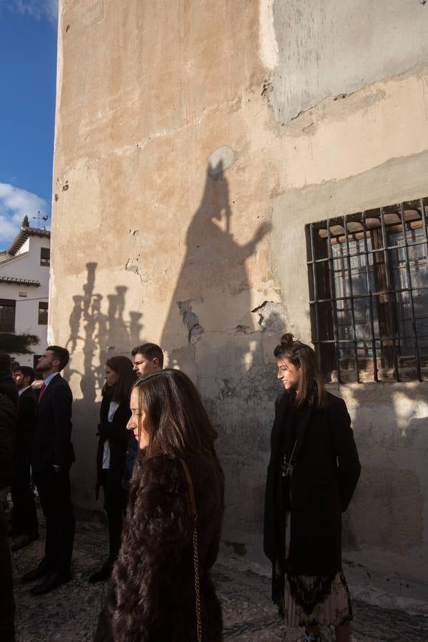 Decenas de personas se han echado a la calle para disfrutar de la procesión de San Cecilio