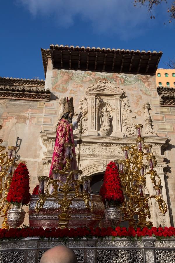 Decenas de personas se han echado a la calle para disfrutar de la procesión de San Cecilio