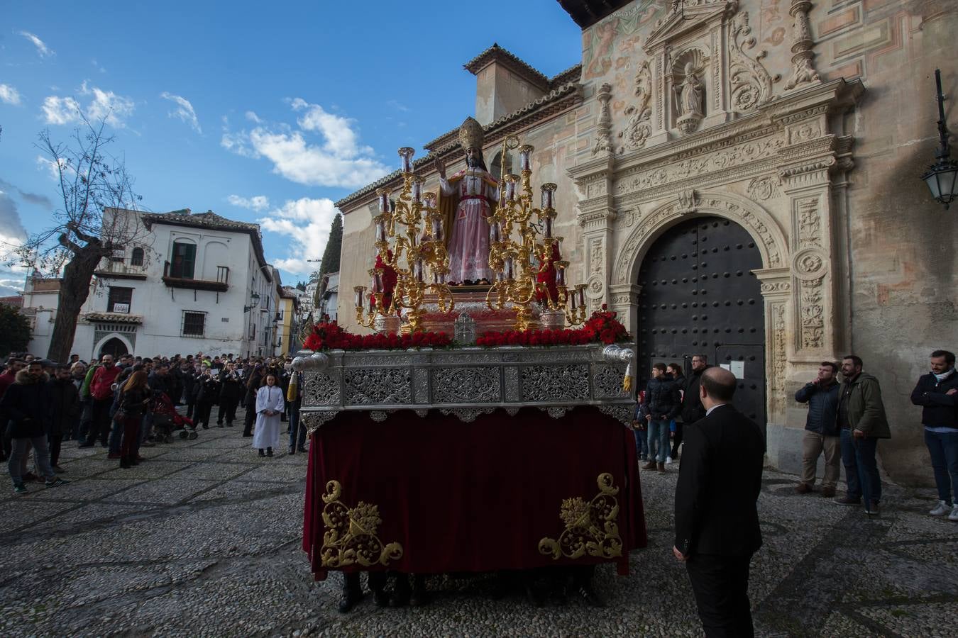 Decenas de personas se han echado a la calle para disfrutar de la procesión de San Cecilio