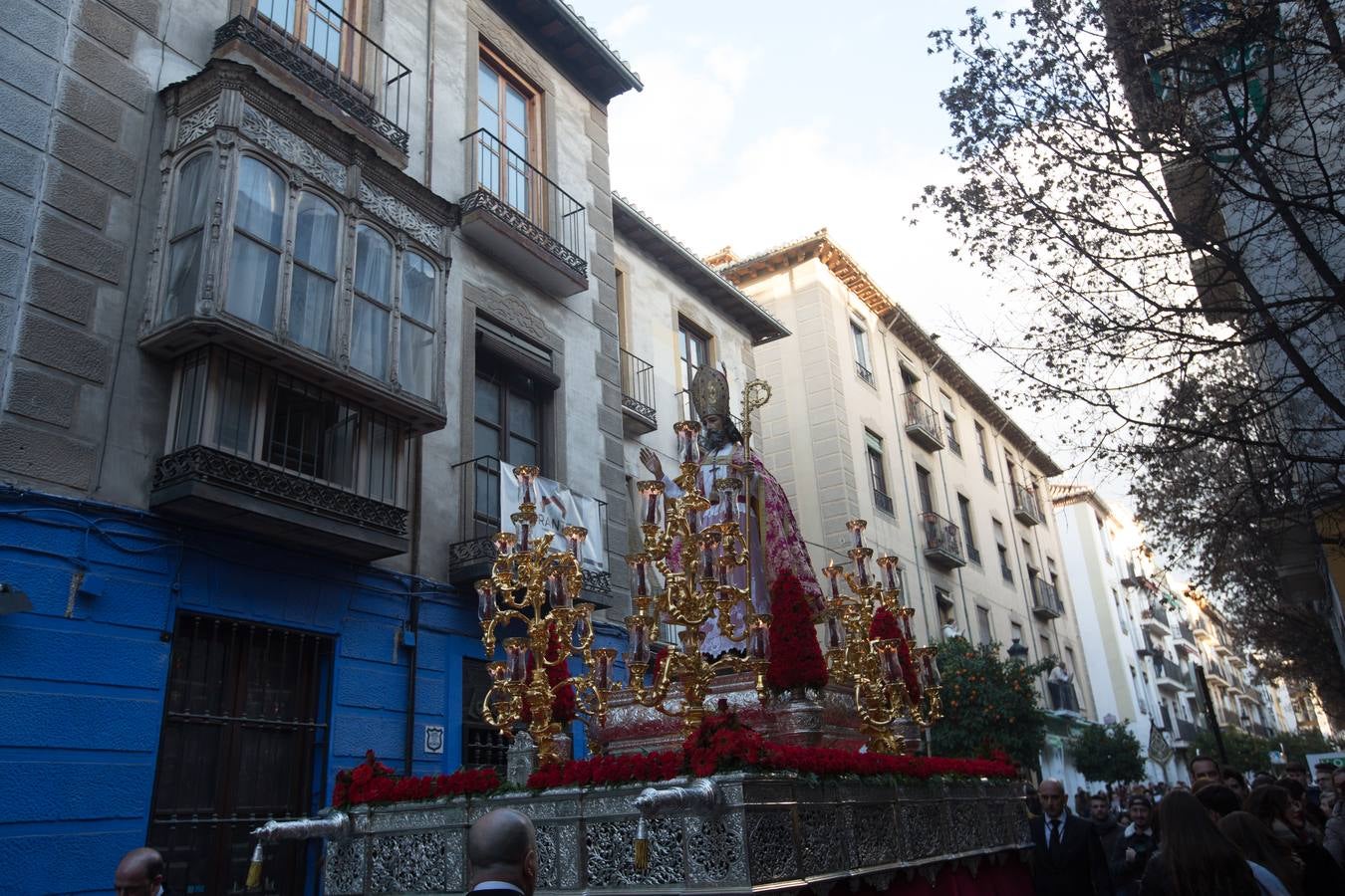 Decenas de personas se han echado a la calle para disfrutar de la procesión de San Cecilio