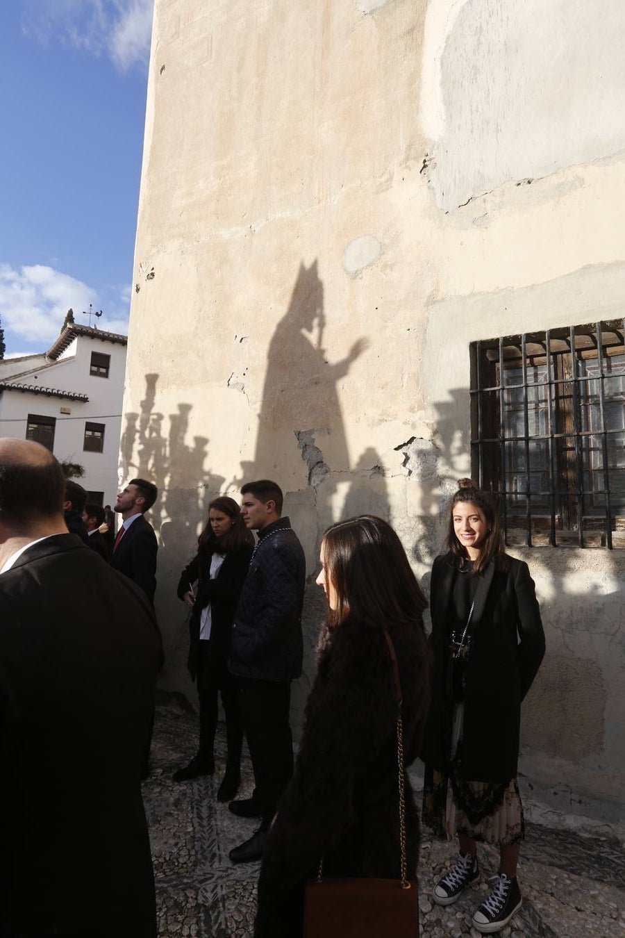 Decenas de personas se han echado a la calle para disfrutar de la procesión de San Cecilio