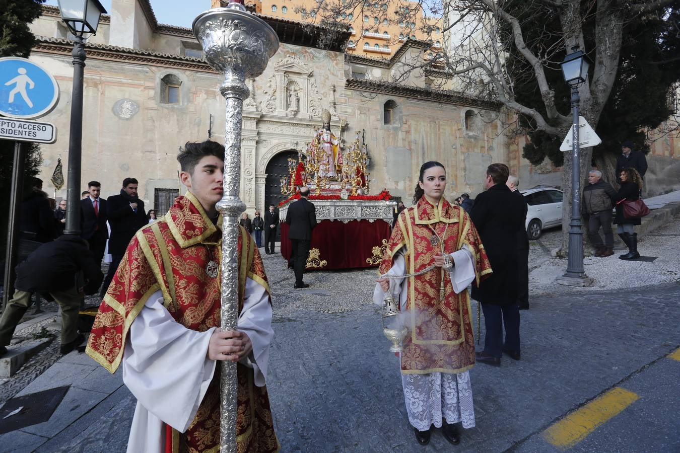 Decenas de personas se han echado a la calle para disfrutar de la procesión de San Cecilio