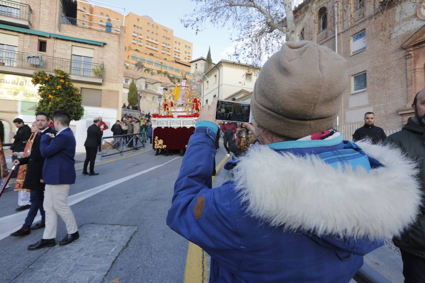 Decenas de personas se han echado a la calle para disfrutar de la procesión de San Cecilio