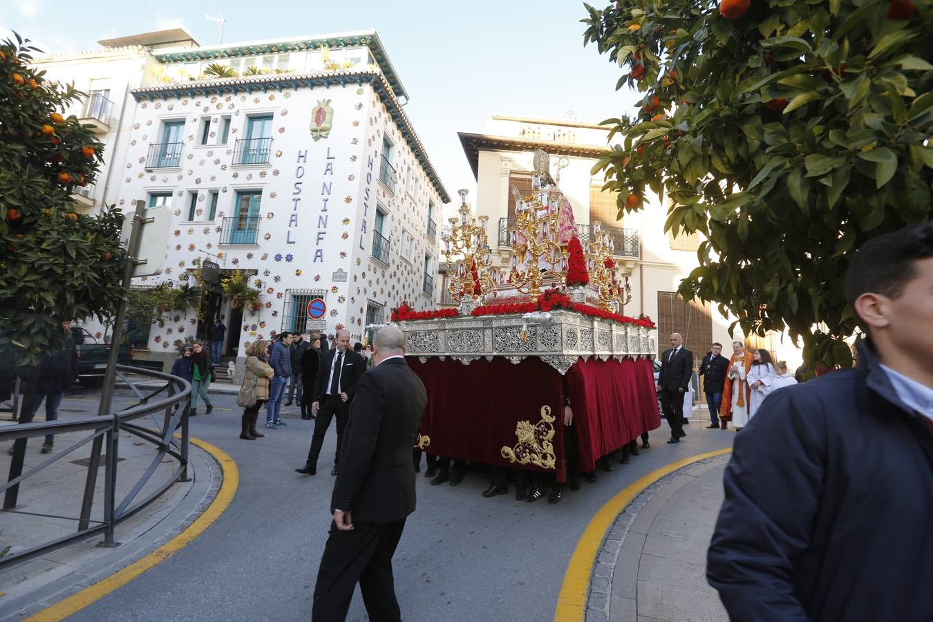 Decenas de personas se han echado a la calle para disfrutar de la procesión de San Cecilio