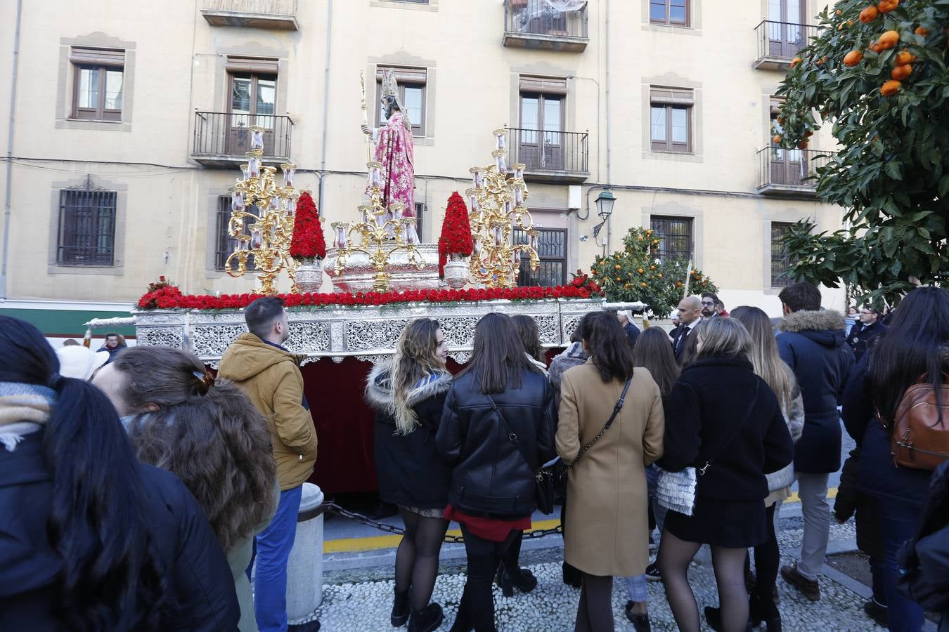 Decenas de personas se han echado a la calle para disfrutar de la procesión de San Cecilio