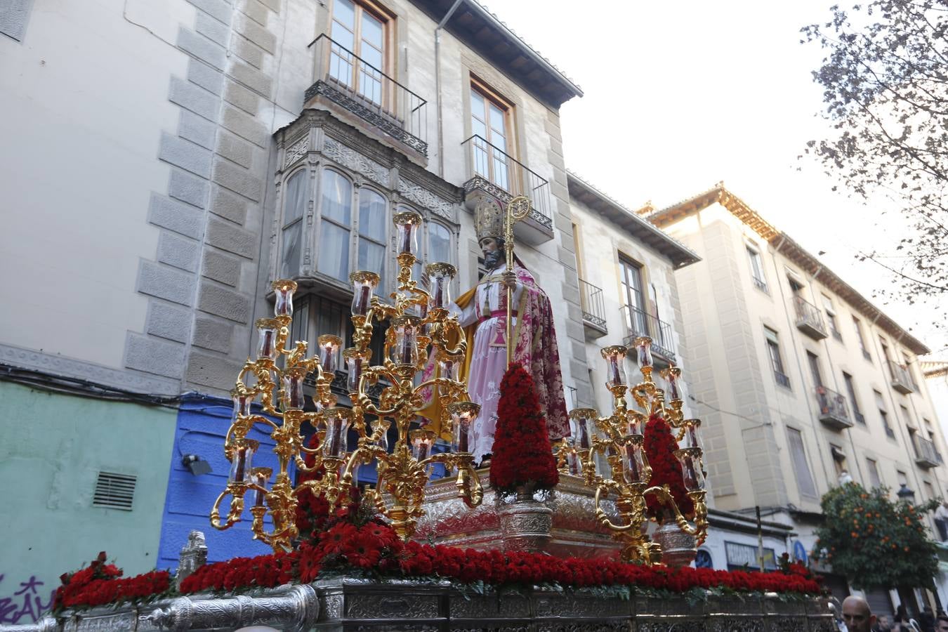 Decenas de personas se han echado a la calle para disfrutar de la procesión de San Cecilio