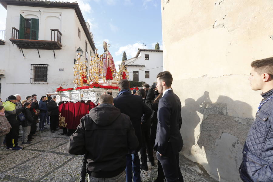 Decenas de personas se han echado a la calle para disfrutar de la procesión de San Cecilio