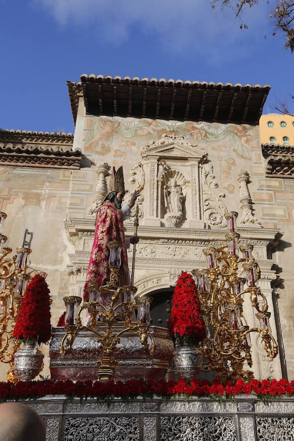 Decenas de personas se han echado a la calle para disfrutar de la procesión de San Cecilio