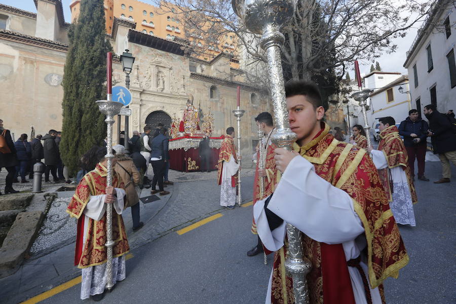 Decenas de personas se han echado a la calle para disfrutar de la procesión de San Cecilio