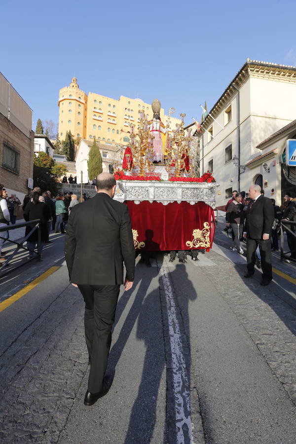 Decenas de personas se han echado a la calle para disfrutar de la procesión de San Cecilio