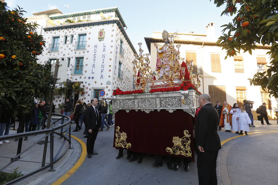 Decenas de personas se han echado a la calle para disfrutar de la procesión de San Cecilio