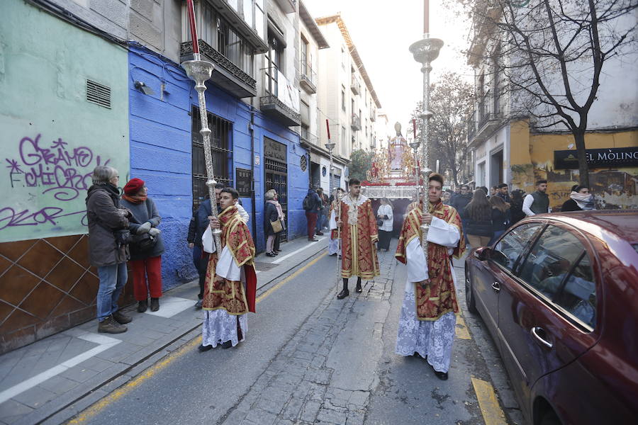 Decenas de personas se han echado a la calle para disfrutar de la procesión de San Cecilio