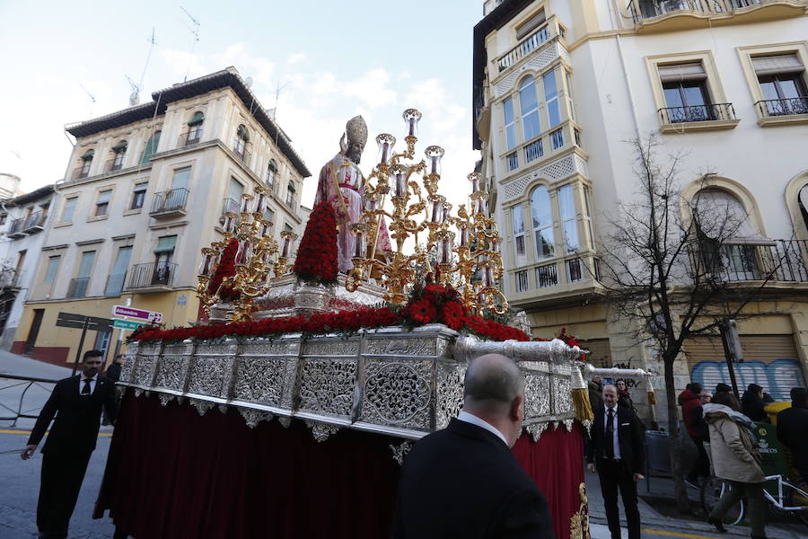 Decenas de personas se han echado a la calle para disfrutar de la procesión de San Cecilio