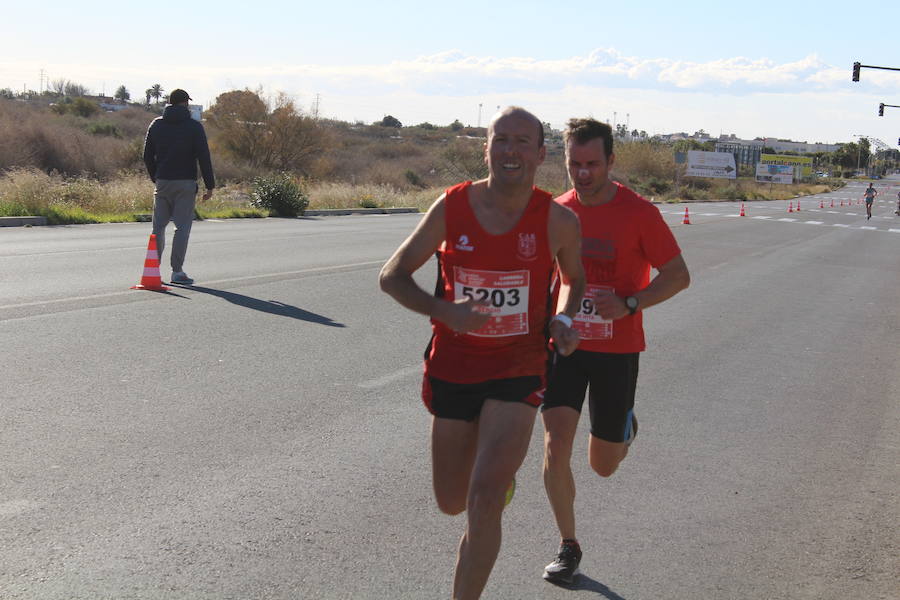 Alrededor de 4.700 corredores han tomado la salida en una mañana muy fría