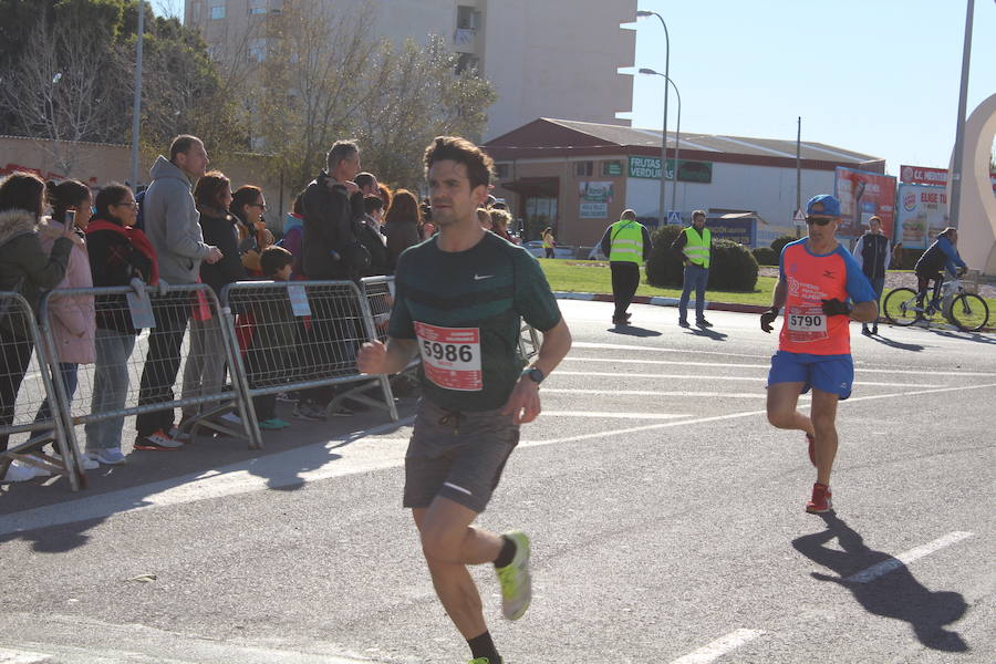 Alrededor de 4.700 corredores han tomado la salida en una mañana muy fría