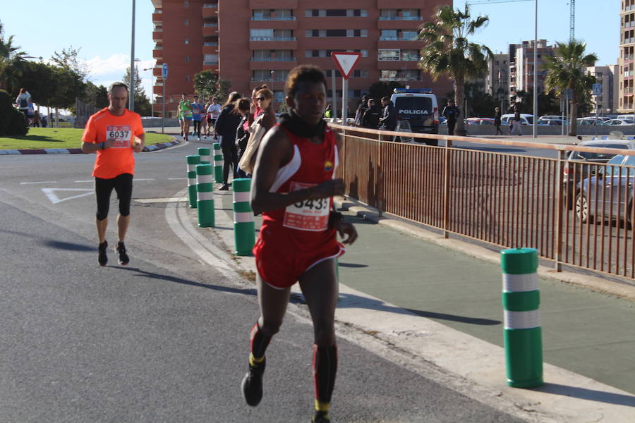 Alrededor de 4.700 corredores han tomado la salida en una mañana muy fría