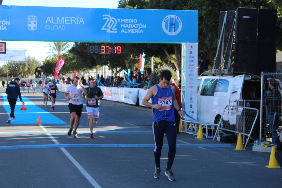 Alrededor de 4.700 corredores han tomado la salida en una mañana muy fría