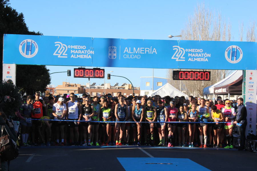 Alrededor de 4.700 corredores han tomado la salida en una mañana muy fría