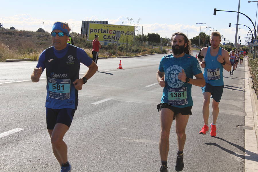 Alrededor de 4.700 corredores han tomado la salida en una mañana muy fría