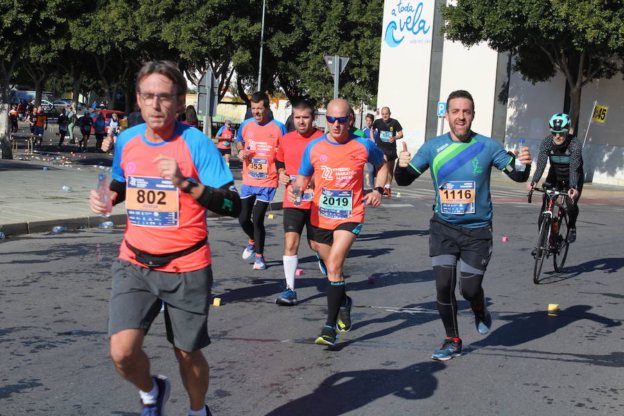 Alrededor de 4.700 corredores han tomado la salida en una mañana muy fría