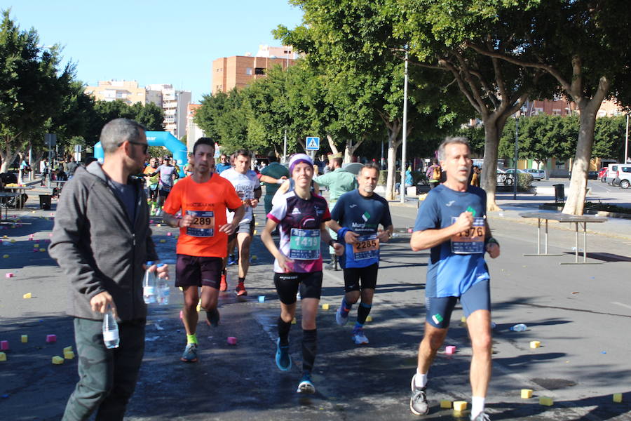 Alrededor de 4.700 corredores han tomado la salida en una mañana muy fría