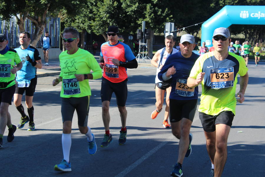 Alrededor de 4.700 corredores han tomado la salida en una mañana muy fría