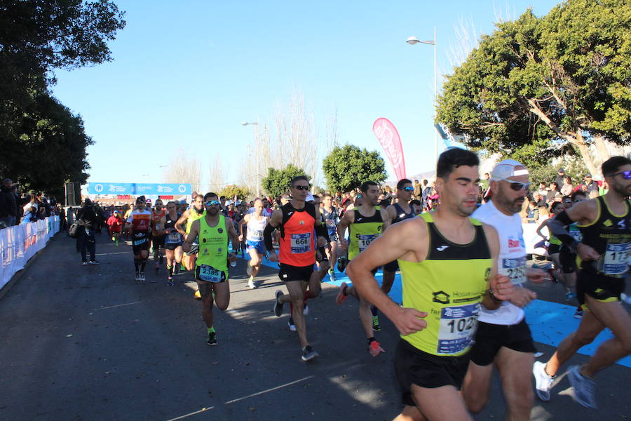 Alrededor de 4.700 corredores han tomado la salida en una mañana muy fría