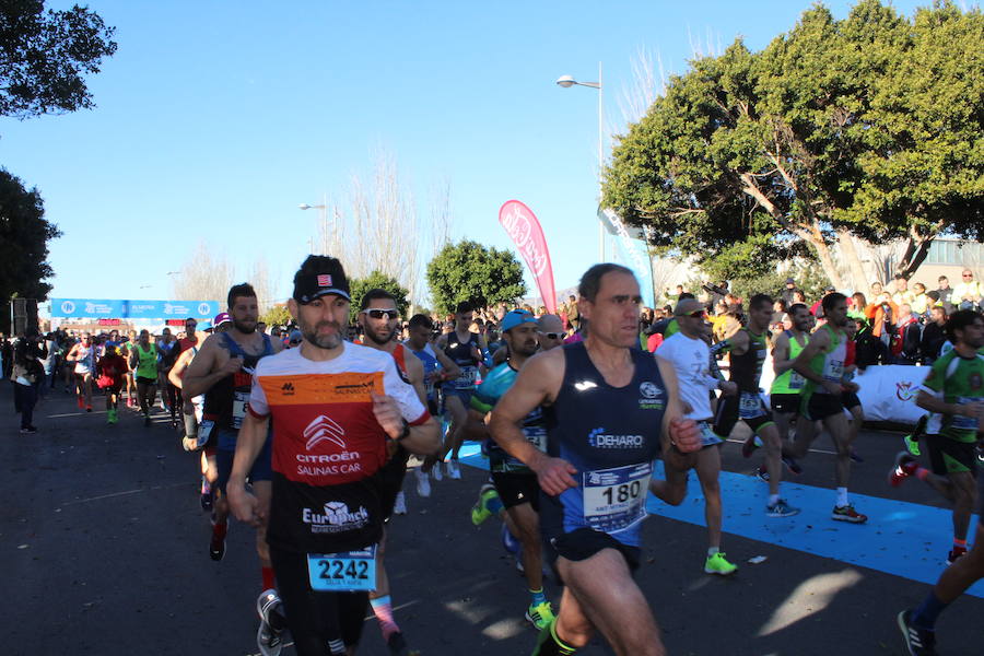 Alrededor de 4.700 corredores han tomado la salida en una mañana muy fría