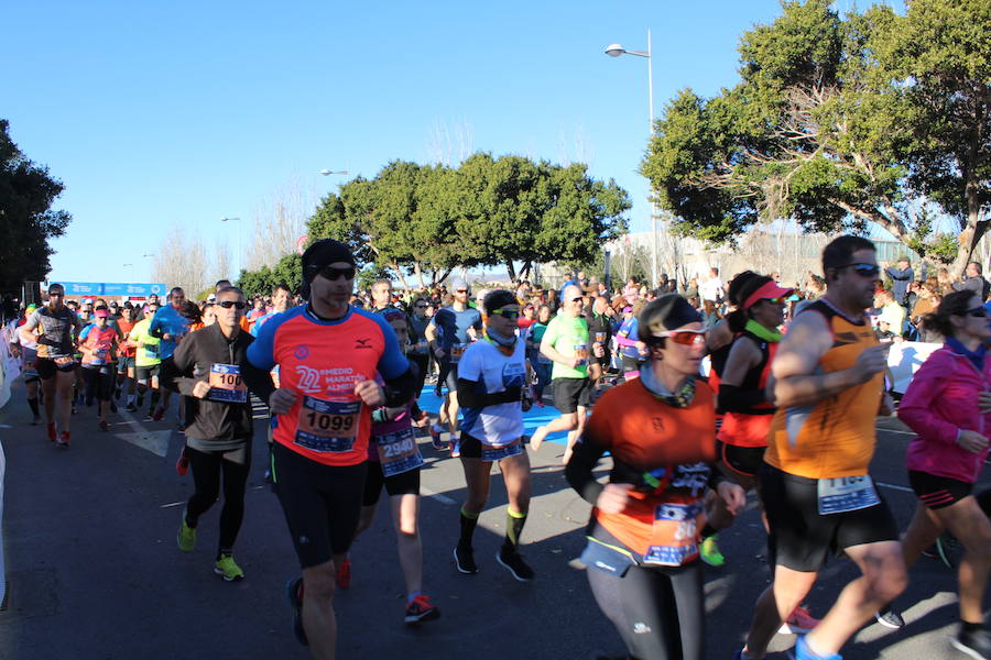 Alrededor de 4.700 corredores han tomado la salida en una mañana muy fría