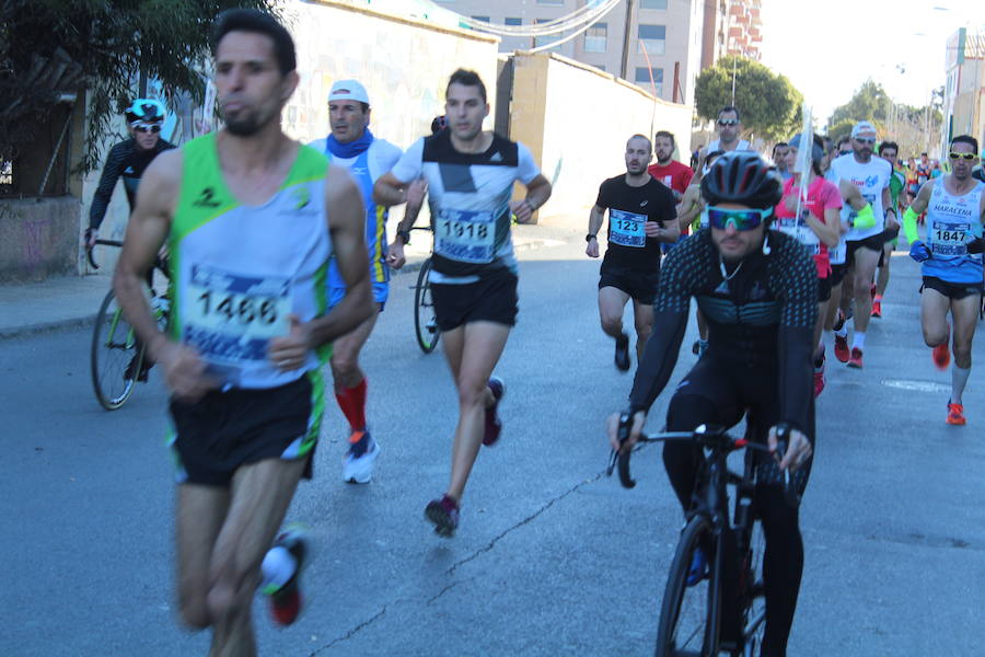 Alrededor de 4.700 corredores han tomado la salida en una mañana muy fría