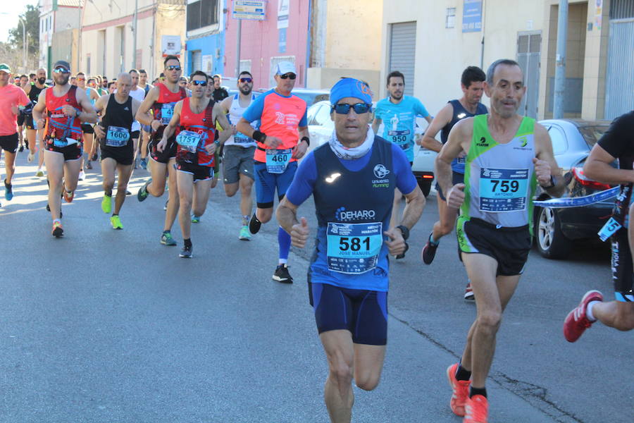 Alrededor de 4.700 corredores han tomado la salida en una mañana muy fría