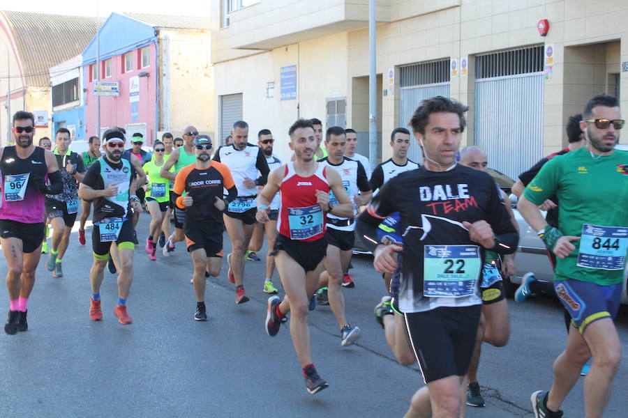 Alrededor de 4.700 corredores han tomado la salida en una mañana muy fría