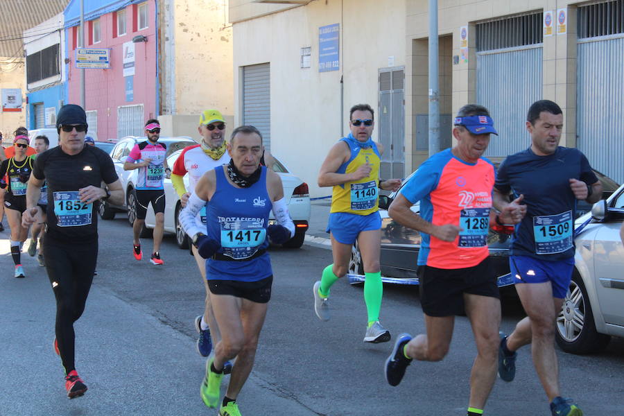 Alrededor de 4.700 corredores han tomado la salida en una mañana muy fría