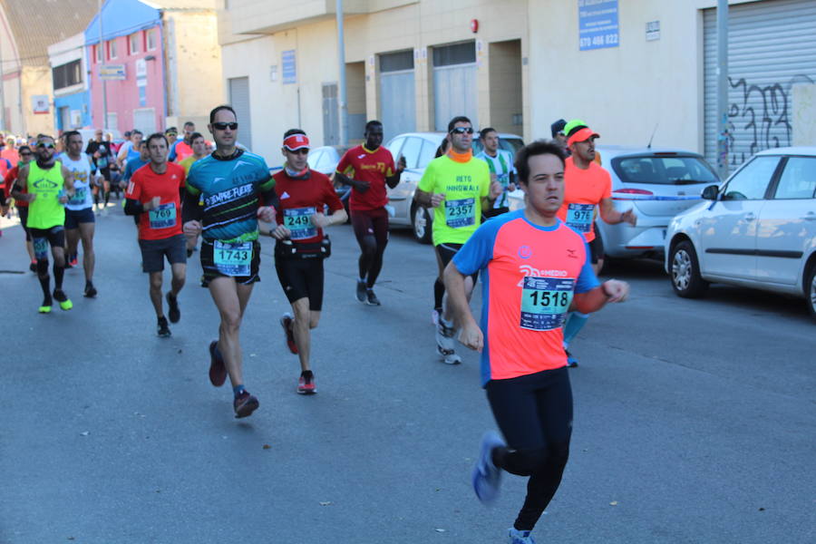 Alrededor de 4.700 corredores han tomado la salida en una mañana muy fría