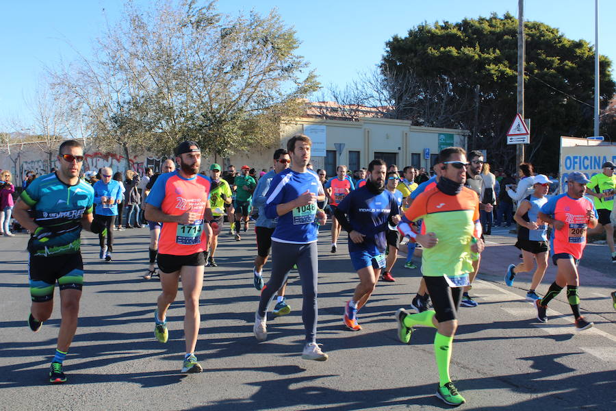 Alrededor de 4.700 corredores han tomado la salida en una mañana muy fría