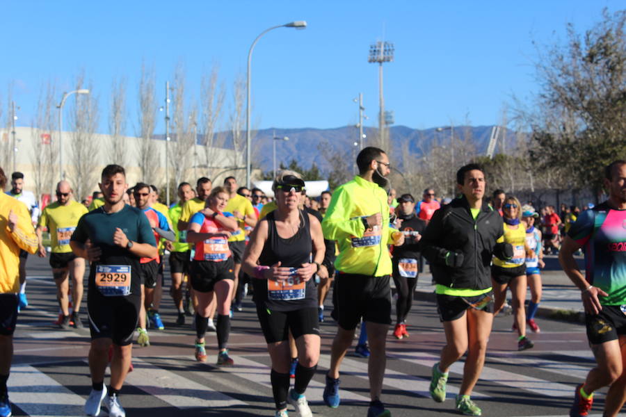 Alrededor de 4.700 corredores han tomado la salida en una mañana muy fría