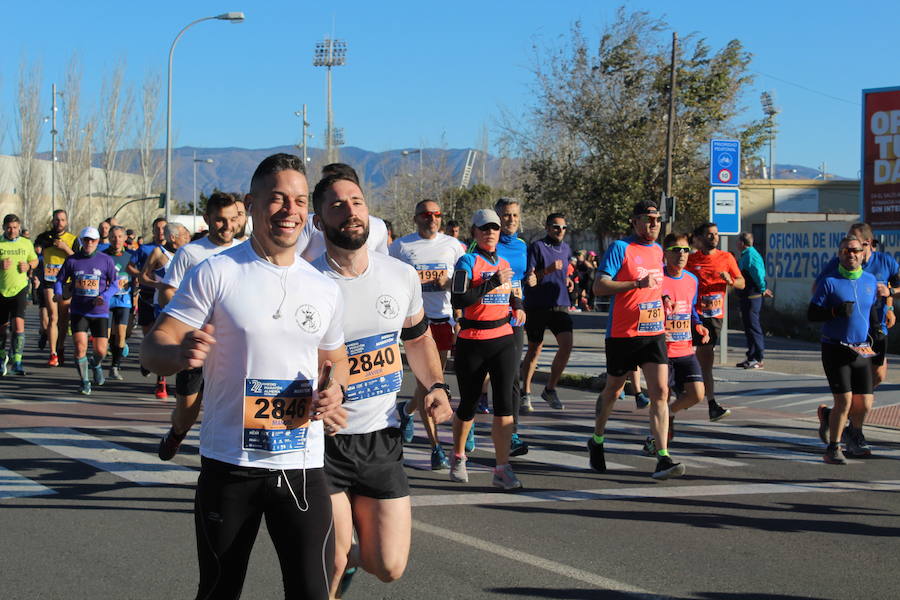 Alrededor de 4.700 corredores han tomado la salida en una mañana muy fría