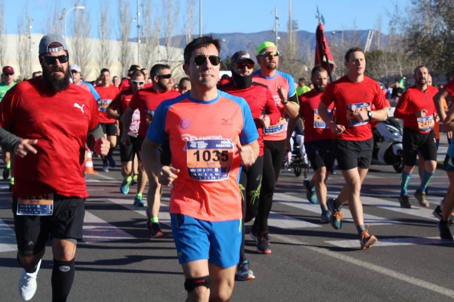 Alrededor de 4.700 corredores han tomado la salida en una mañana muy fría