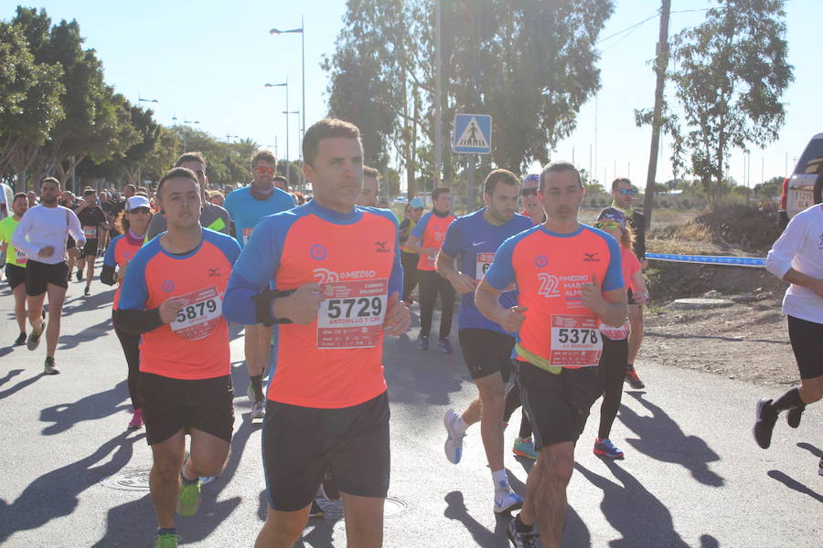 Alrededor de 4.700 corredores han tomado la salida en una mañana muy fría